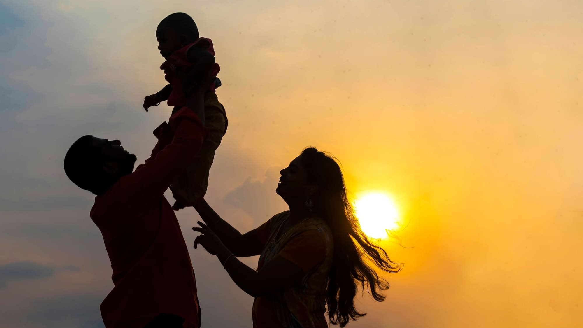 Família reunida ao pôr do sol